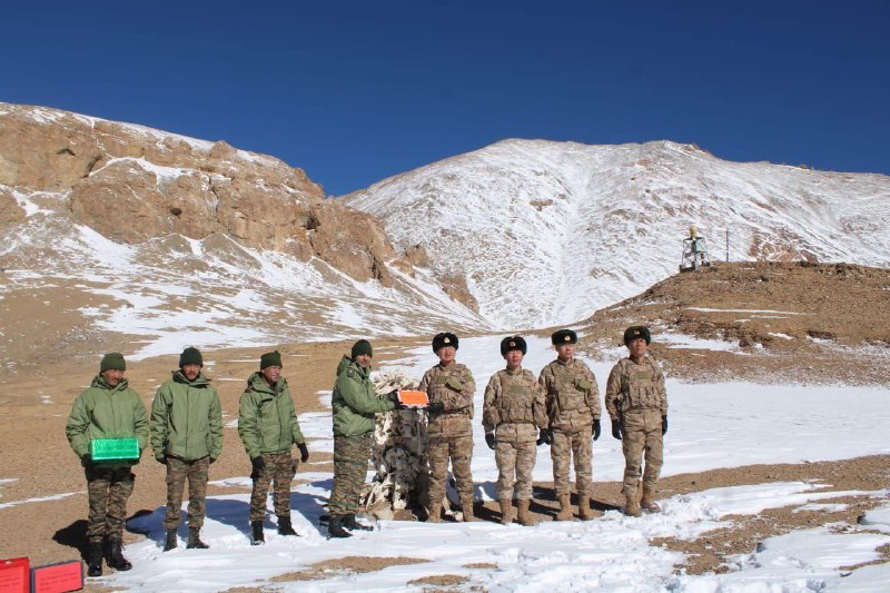 中国和印度军队交换糖果拉达克多个边境地点延续着善意传统，印度和中国士兵在热泉、喀喇昆仑山口、达瓦特贝格奥尔迪（DBO）和孔格拉会面点交换了糖果，庆祝排灯节