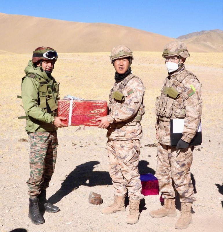中国和印度军队交换糖果拉达克多个边境地点延续着善意传统，印度和中国士兵在热泉、喀喇昆仑山口、达瓦特贝格奥尔迪（DBO）和孔格拉会面点交换了糖果，庆祝排灯节